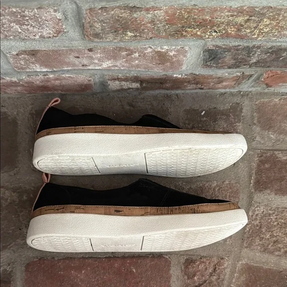 Vionic Levy, Black and Tan Slip-On Sneakers. Ladies size 8 Great condition - Picture 4 of 6